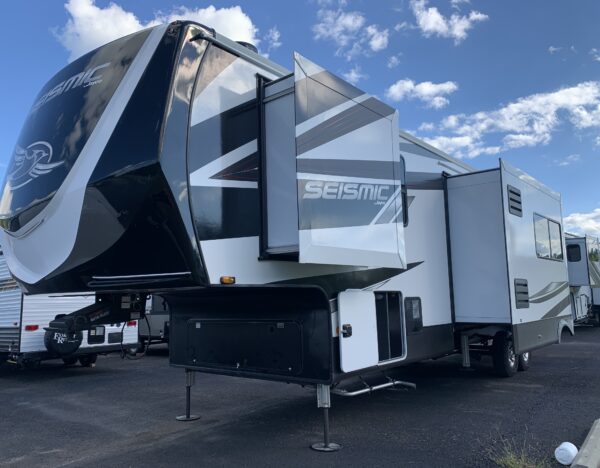 2023 JAYCO SEISMIC 359TH 5TH WHEEL TOY HAULER