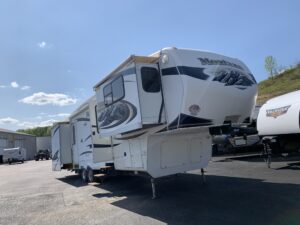 2011 KEYSTONE MONTANA 3750FL 5TH WHEEL WITH GENERATOR