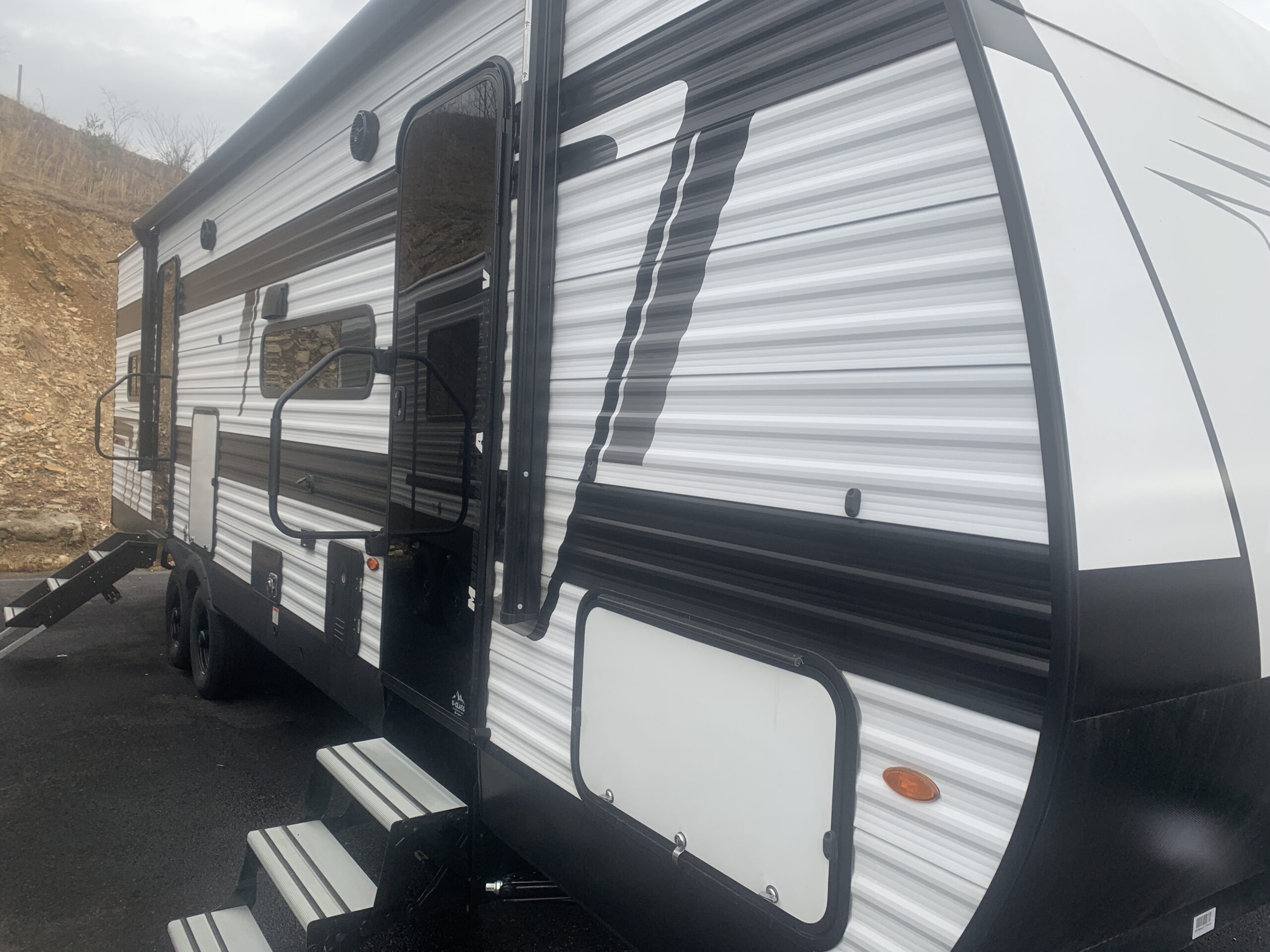 2026 GRAND DESIGN MOMENTUM 28MAV TOY HAULER 2026 GRAND DESIGN MOMENTUM 28MAV TOY HAULER