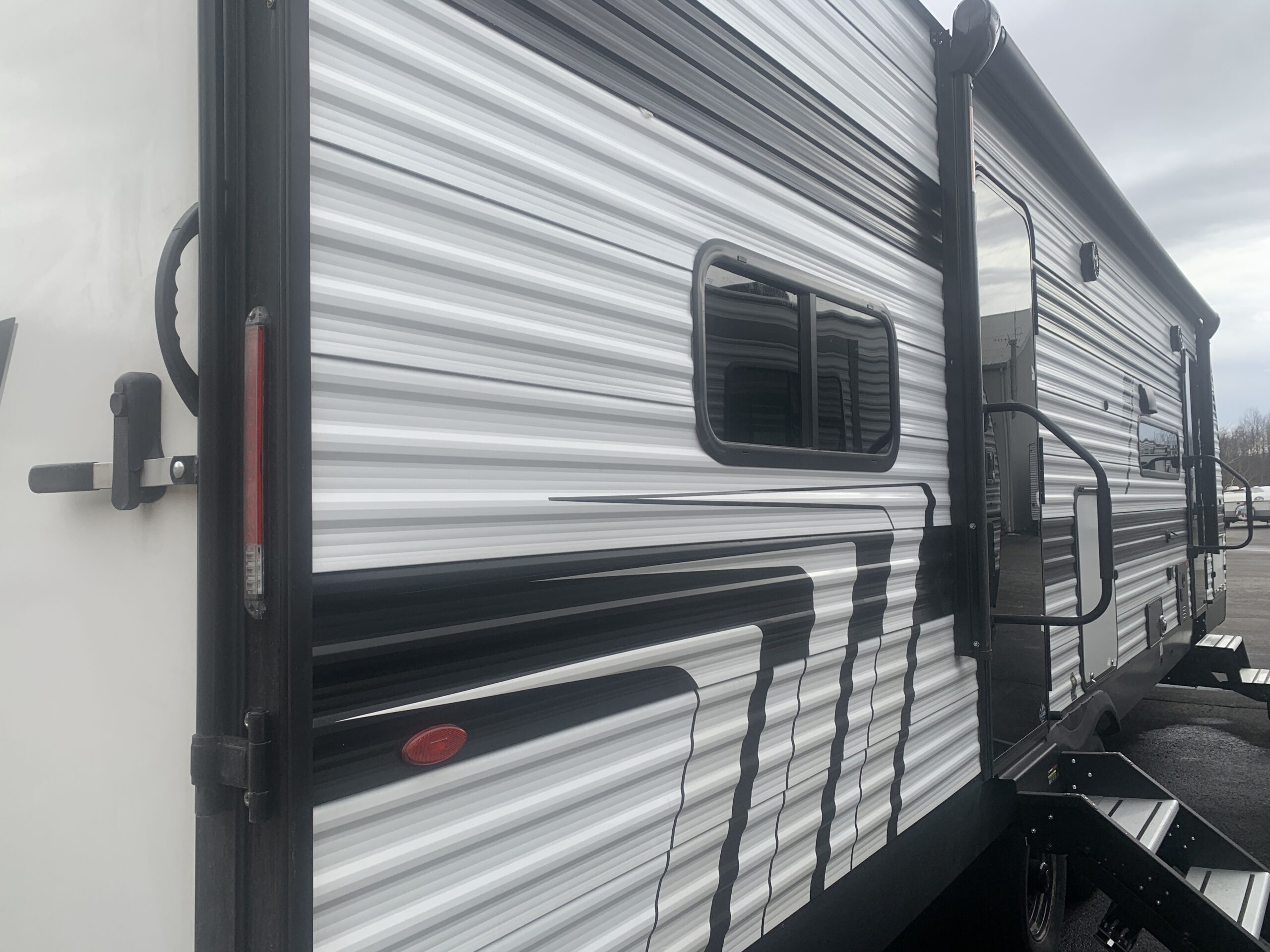 2026 GRAND DESIGN MOMENTUM 28MAV TOY HAULER 2026 GRAND DESIGN MOMENTUM 28MAV TOY HAULER